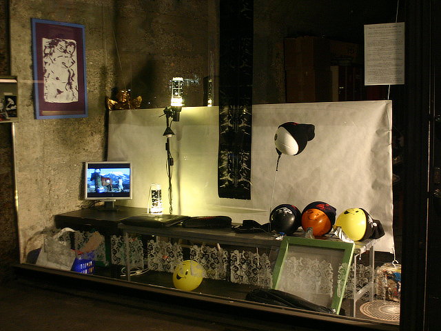 Foto der Ausstellung im Fenster des pmk-Büros